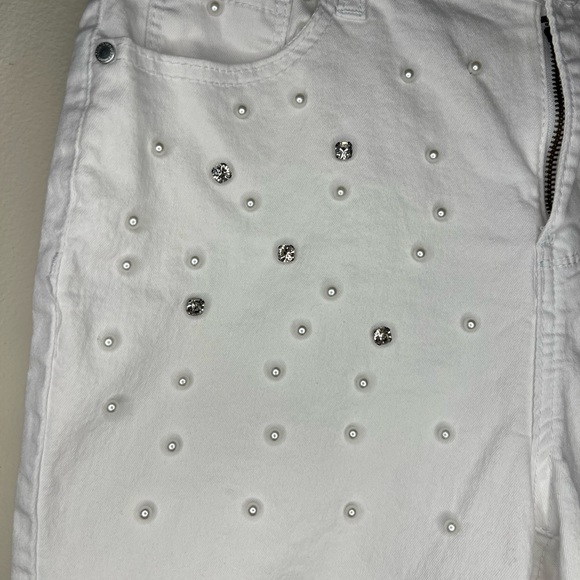 White shorts embroidered - Picture 2 of 4